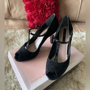 NIB Bandolino suede open toe heel with T strap